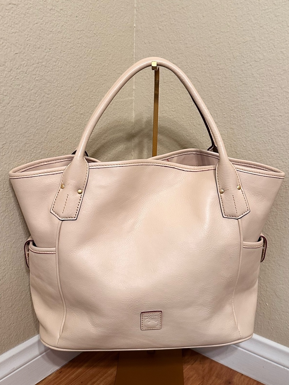 🦆👜 Dooney & Bourke "Kristen" Leather Flared Tote 🦆👜